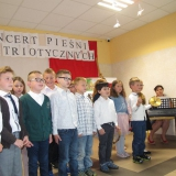 dzieci-piewaj-pieni-patriotyczne