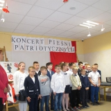 dzieci-piewaj-pieni-patriotyczne