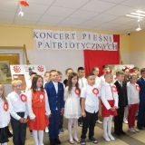 dzieci-piewaj-pieni-patriotyczne