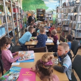 wizyta-dzieci-w-bibliotece