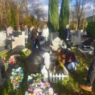 miniatura_wolontariusze-z-naszej-szkoly-sprzatali-zapomniane-groby